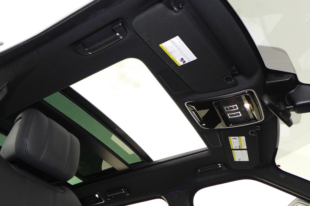 Thumbnail: 2021 Land Rover Range Rover - 18