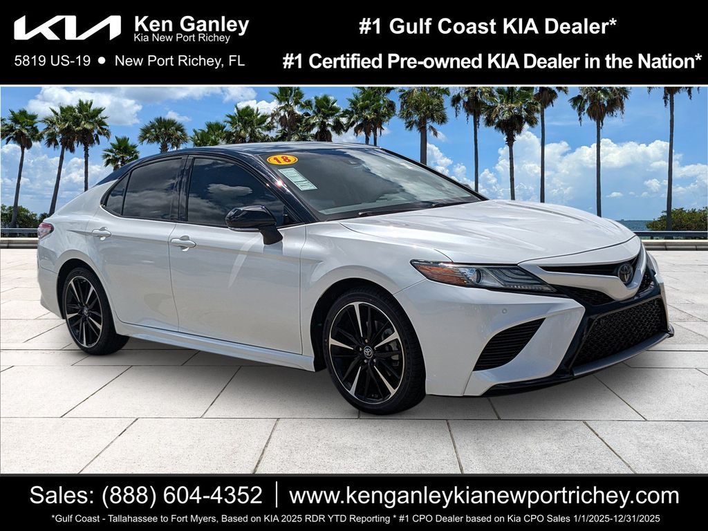 2018 Toyota Camry Blanco (Wind Chill Pearl) Sedán Tracción delantera 8 velocidades Automática