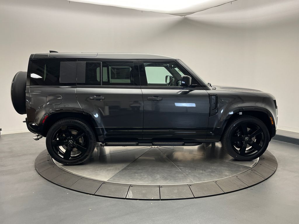 2025 Land Rover Defender 110 6
