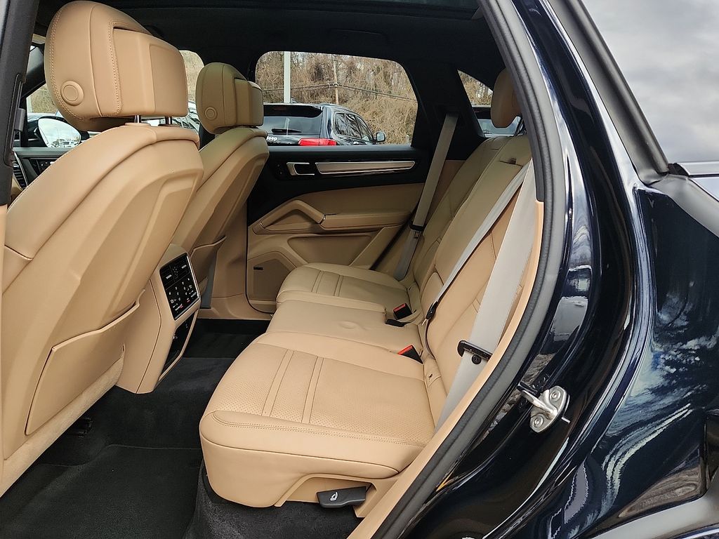 Thumbnail: 2022 Porsche Cayenne - 10