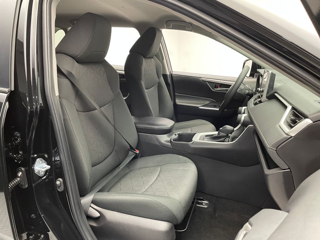 2024 Toyota RAV4 XLE 18