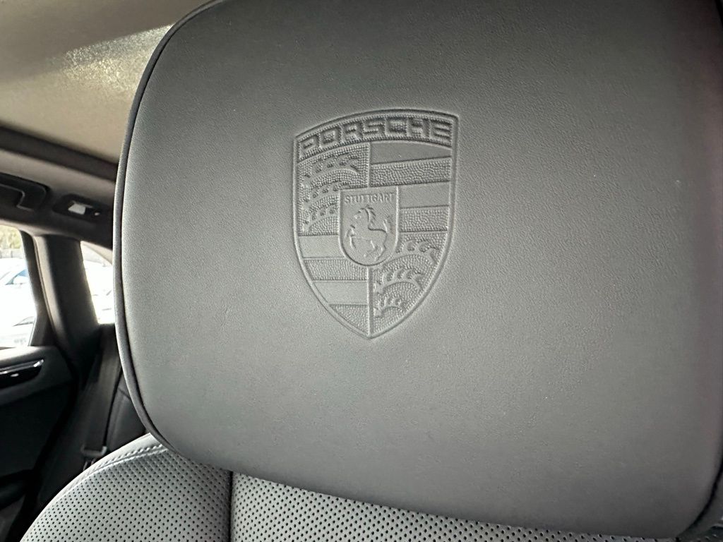 2025 Porsche Macan  16
