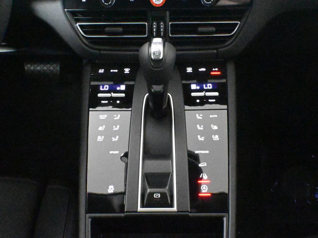 Thumbnail: 2025 Porsche Macan - 25