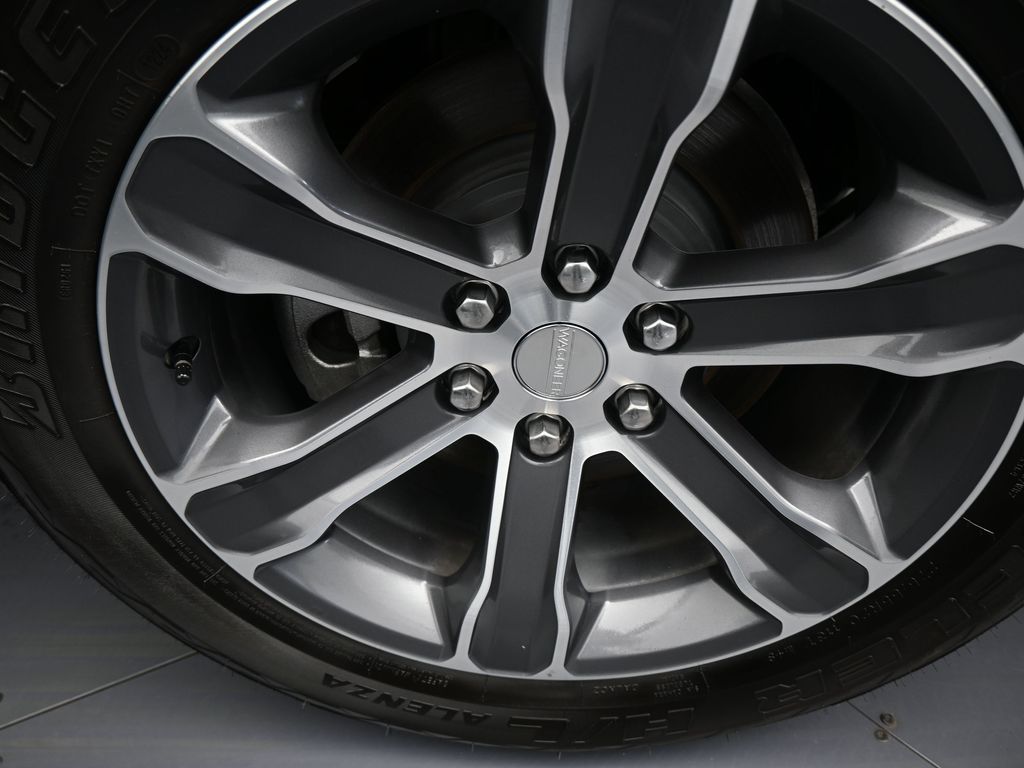 Used 2024 Diamond Black Crystal Pearlcoat Jeep Base image 53