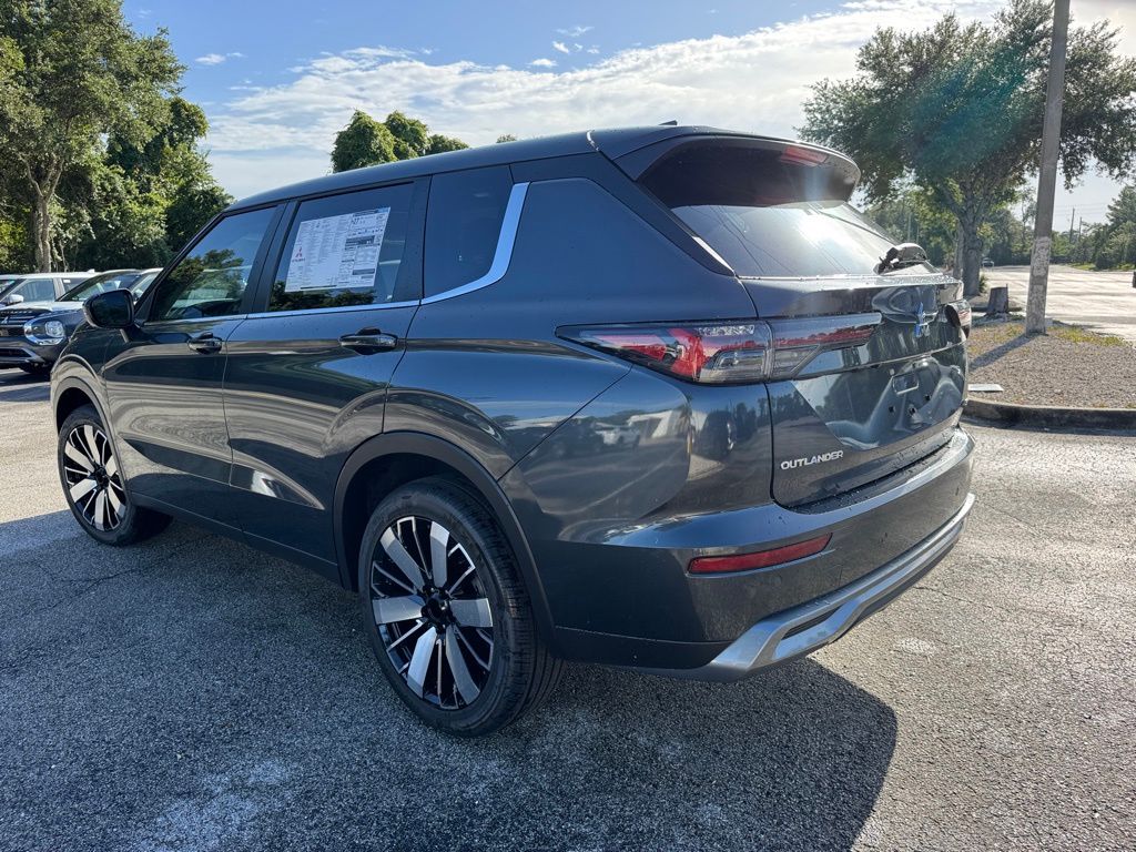 2025 Mitsubishi Outlander SE photo 3