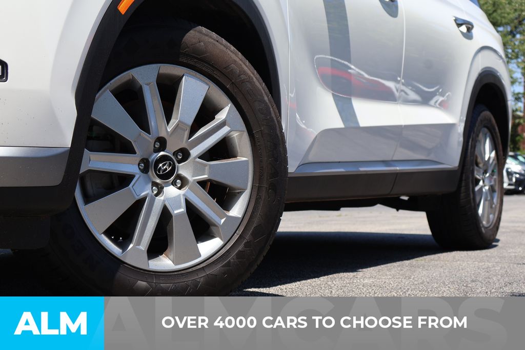 Used 2025 White Hyundai SEL image 2