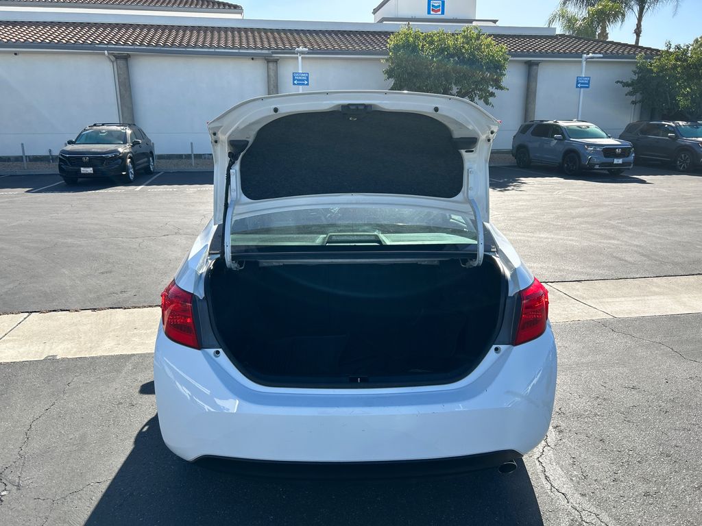 2017 Toyota Corolla SE 7