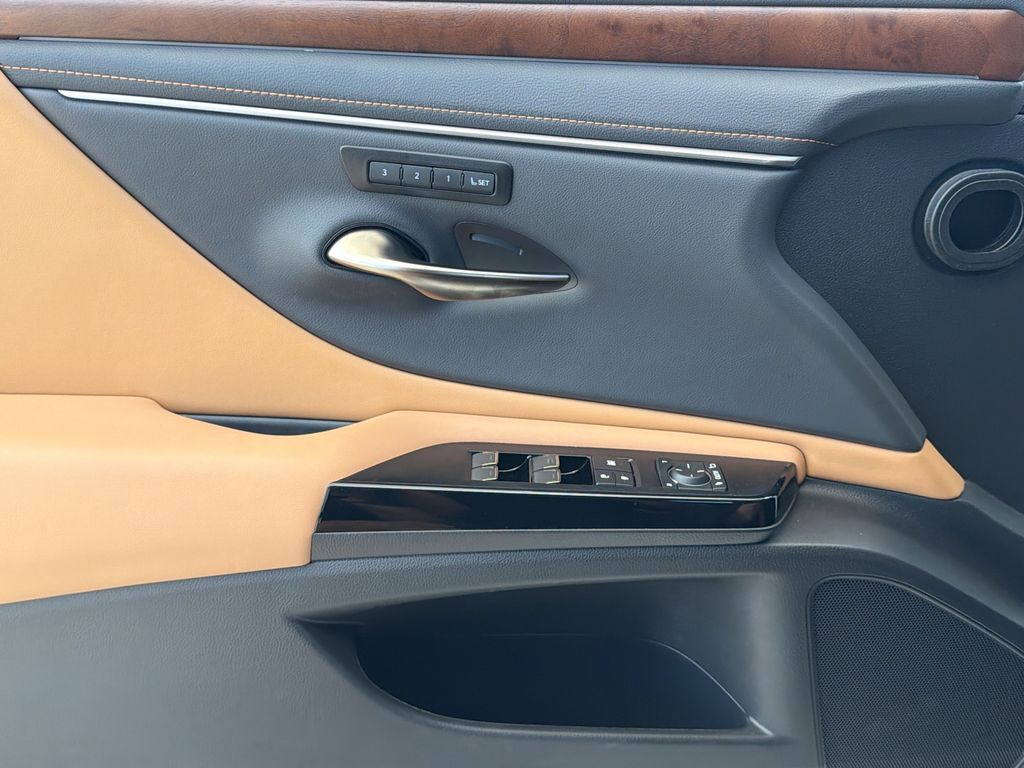 Thumbnail: 2025 Lexus ES - 29