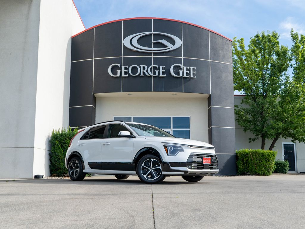 Snow White Pearl 2026 Kia Niro SUV / Crossover Front-Wheel Drive 6-Speed Dual Clutch