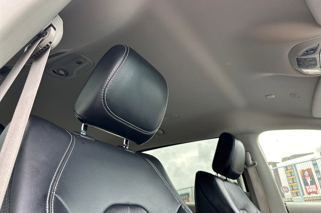 2023 Chrysler Pacifica Hybrid Touring L photo