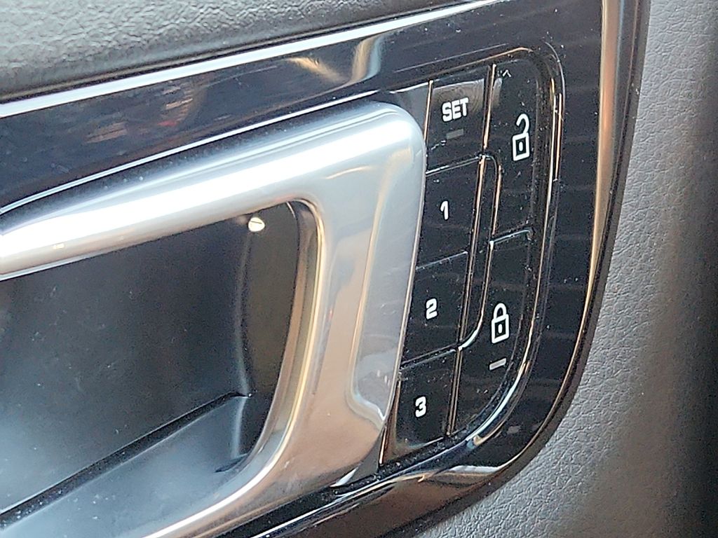 Thumbnail: 2021 Porsche Cayenne - 25