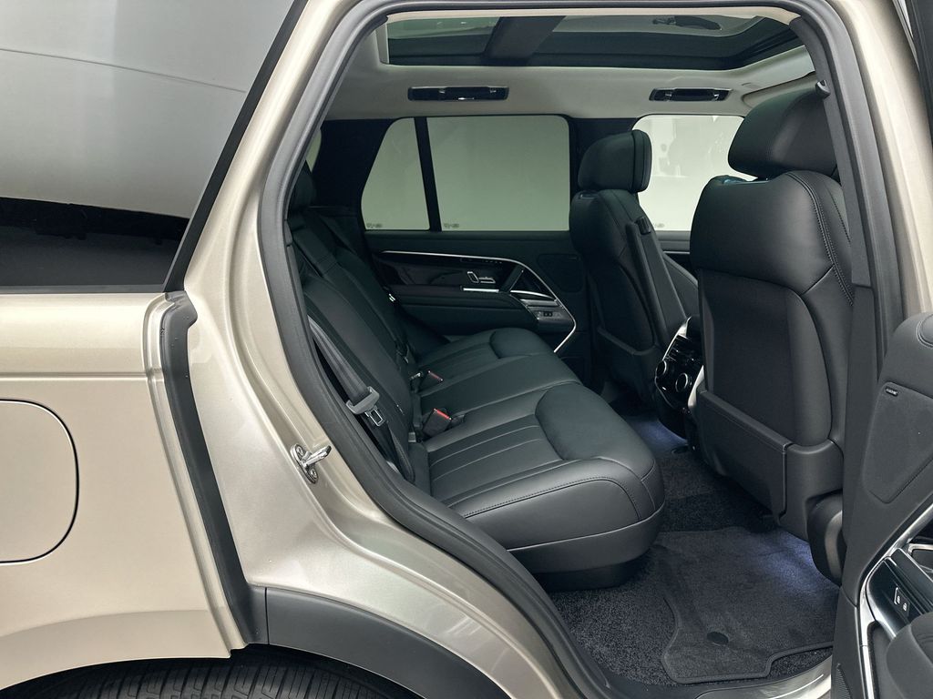 2025 Land Rover Range Rover SE 6