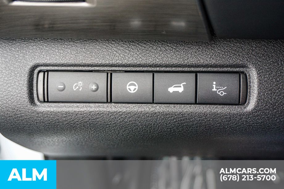 Used 2025 White Nissan Platinum image 46