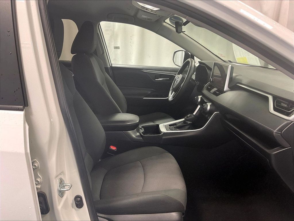 2024 Toyota RAV4 — photo 11