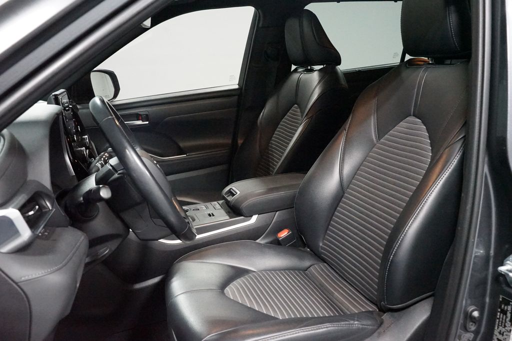 Thumbnail: 2021 Toyota Highlander - 7