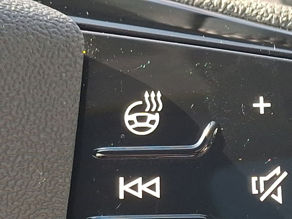 Thumbnail: 2025 Audi Q6 e-tron - 23