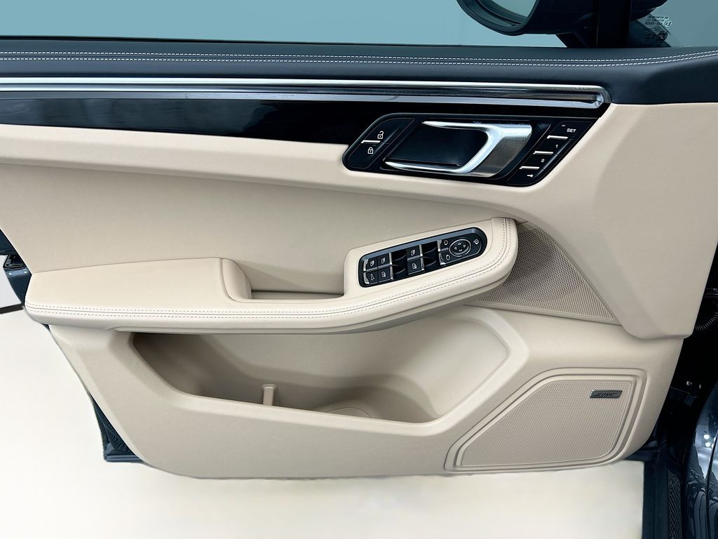 Thumbnail: 2026 Porsche Macan - 25