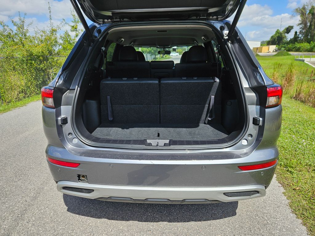 Thumbnail: 2023 Mitsubishi Outlander - 10