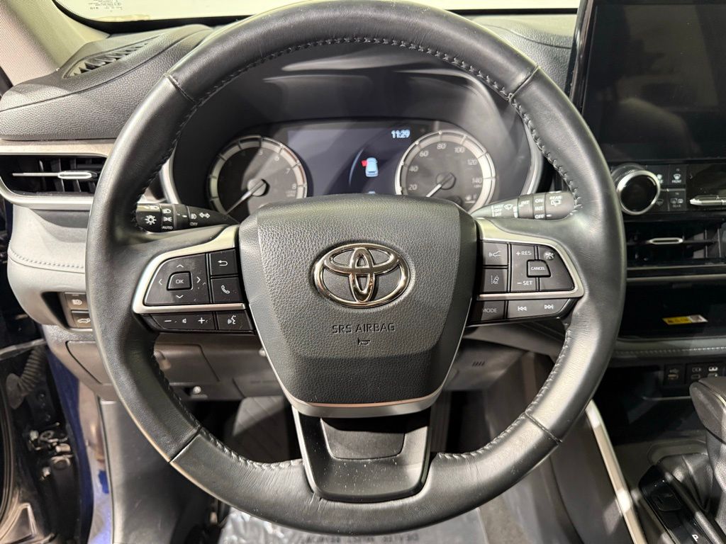 Thumbnail: 2023 Toyota Highlander - 25