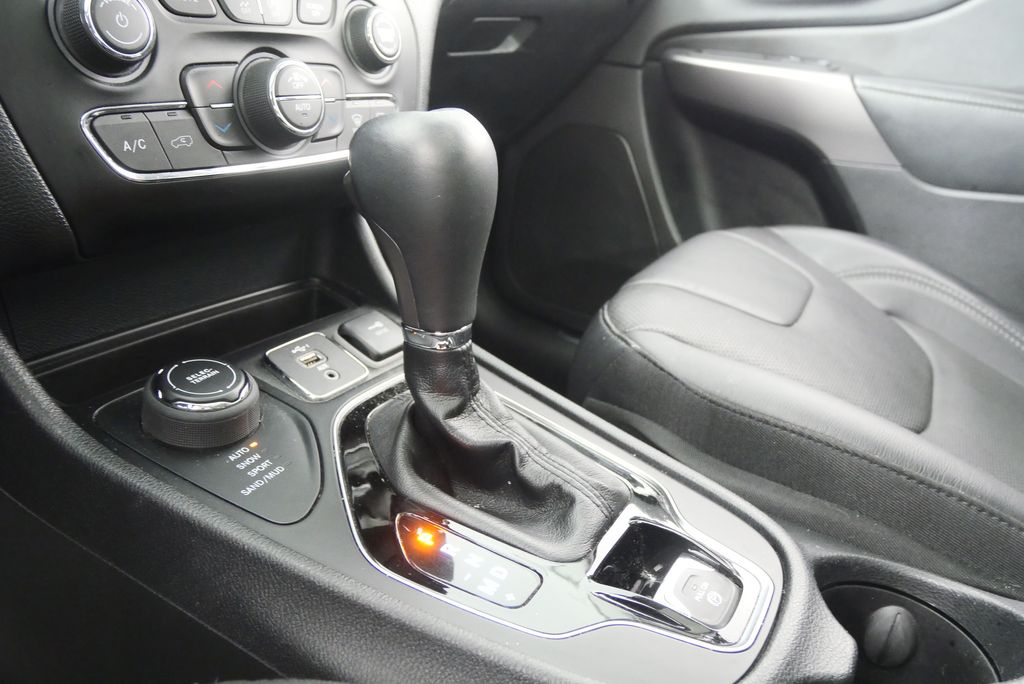 Thumbnail: 2019 Jeep Cherokee - 27