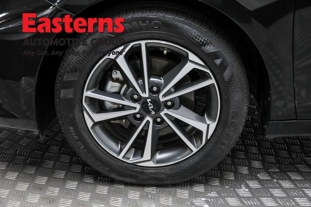 Used 2024 Black Kia LXS image 31