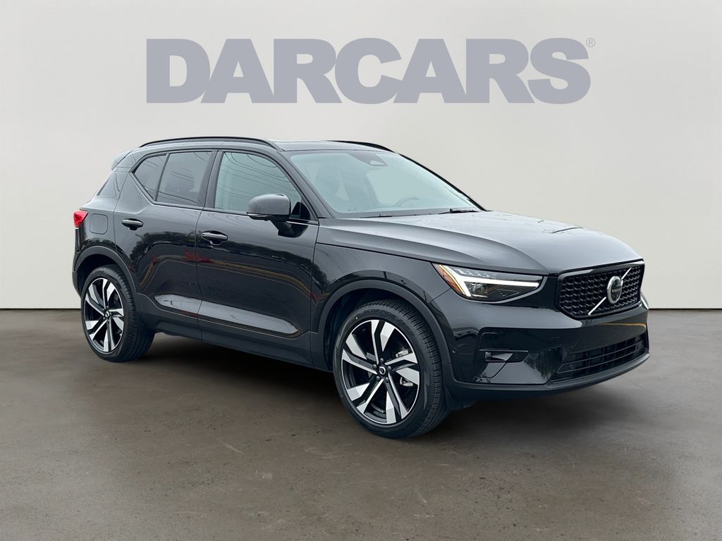 Onyx Black Metallic 2025 Volvo XC40 B5 Plus Dark Theme AWD SUV / Crossover All-Wheel Drive Automatic