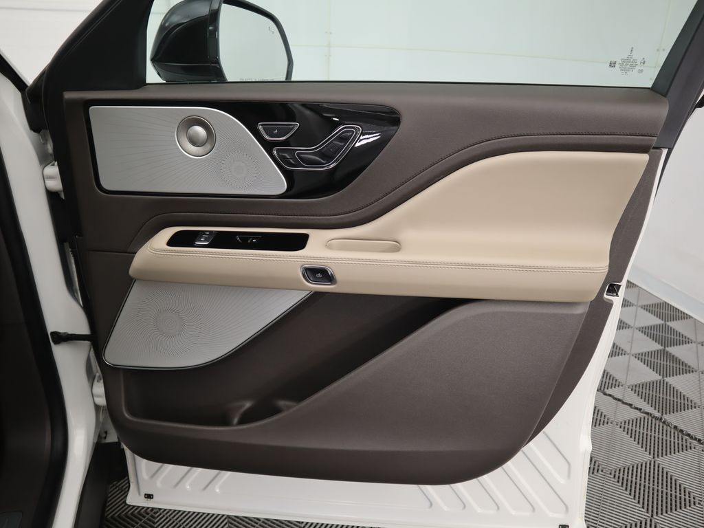 Thumbnail: 2023 Lincoln Aviator - 27