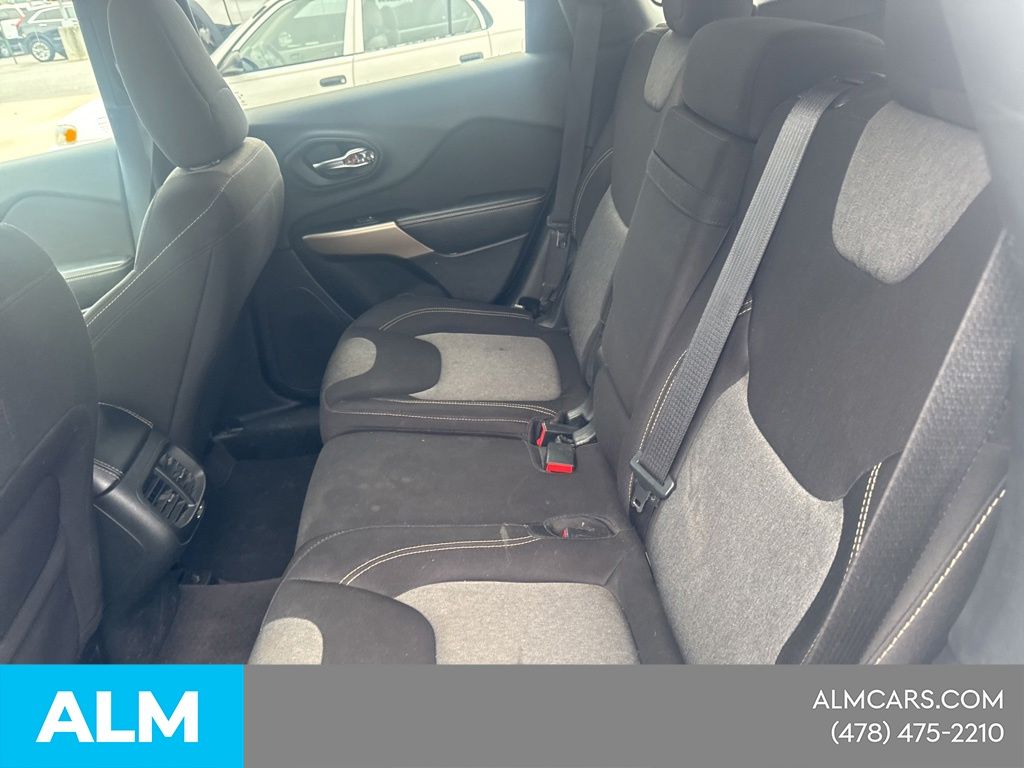 Used 2018 White Jeep Latitude image 15
