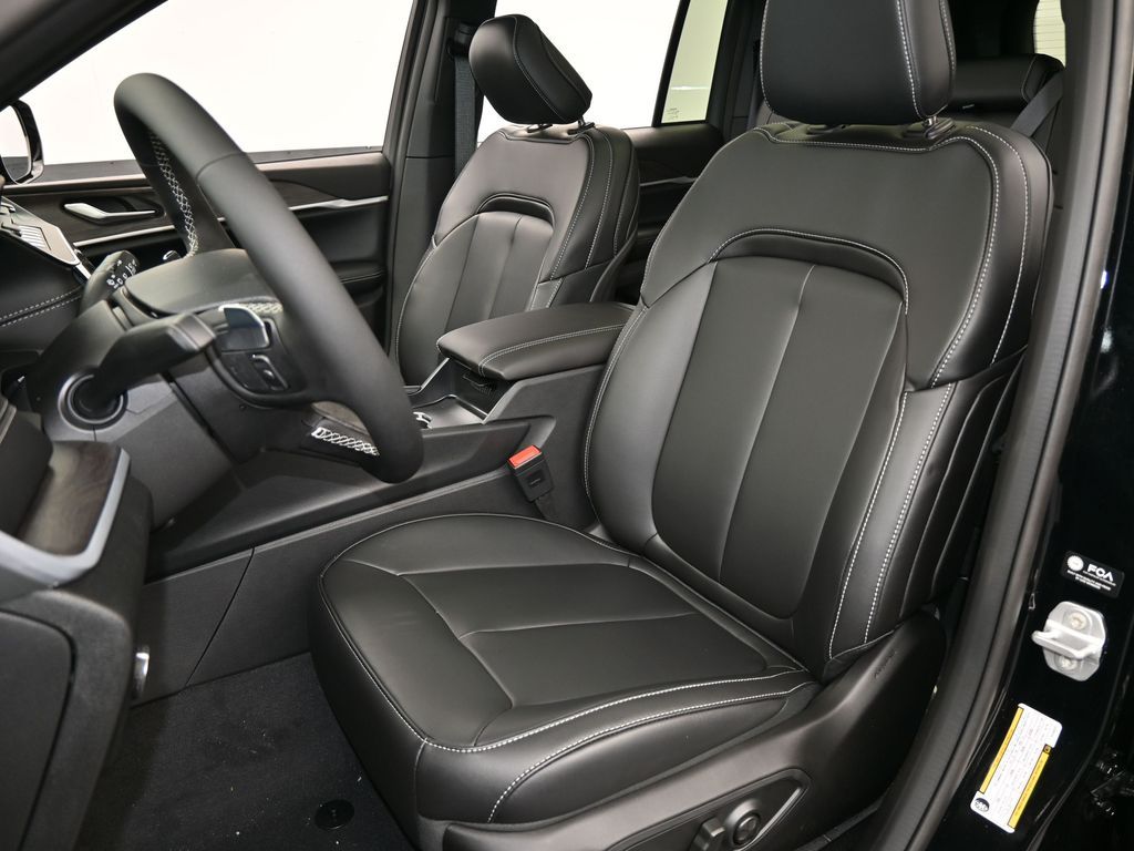 New 2026 Diamond Black Crystal Pearlcoat Jeep Limited image 10