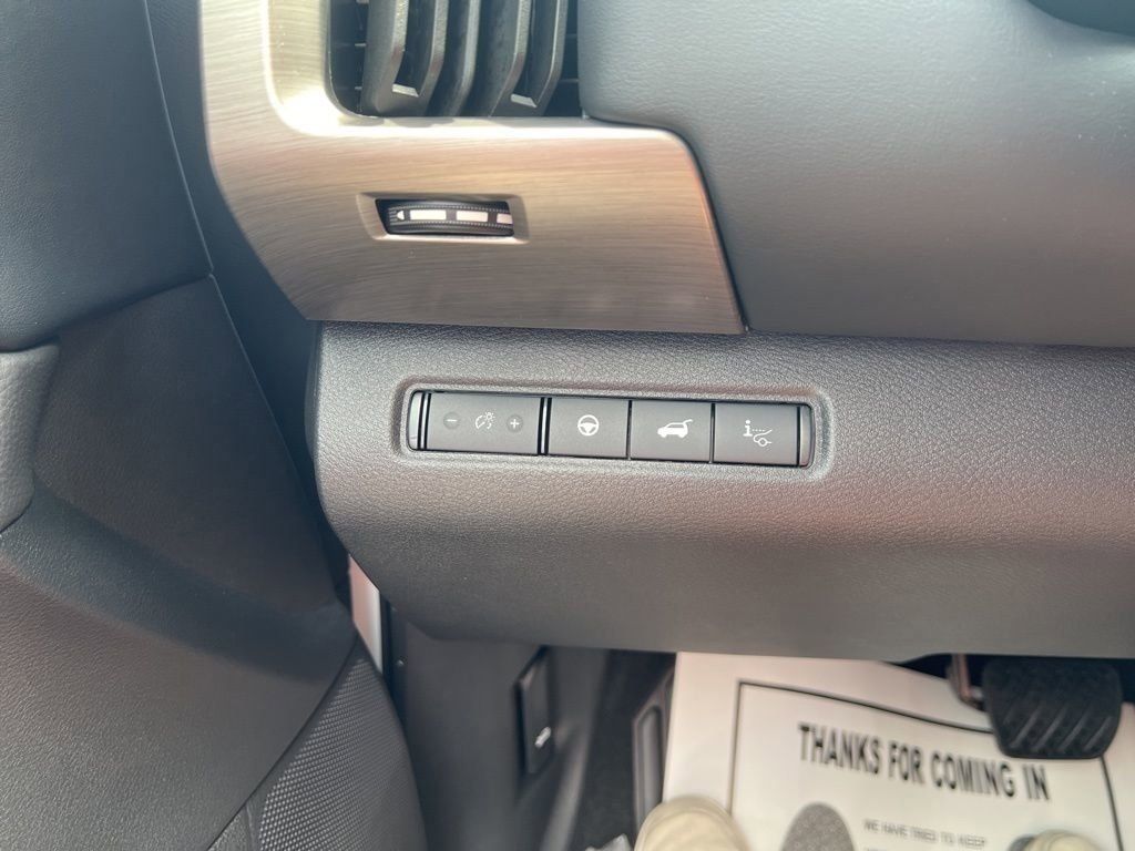 2025 Everest White Pearl Tricoat/Super Black Nissan Pathfinder Platinum FWD SUV