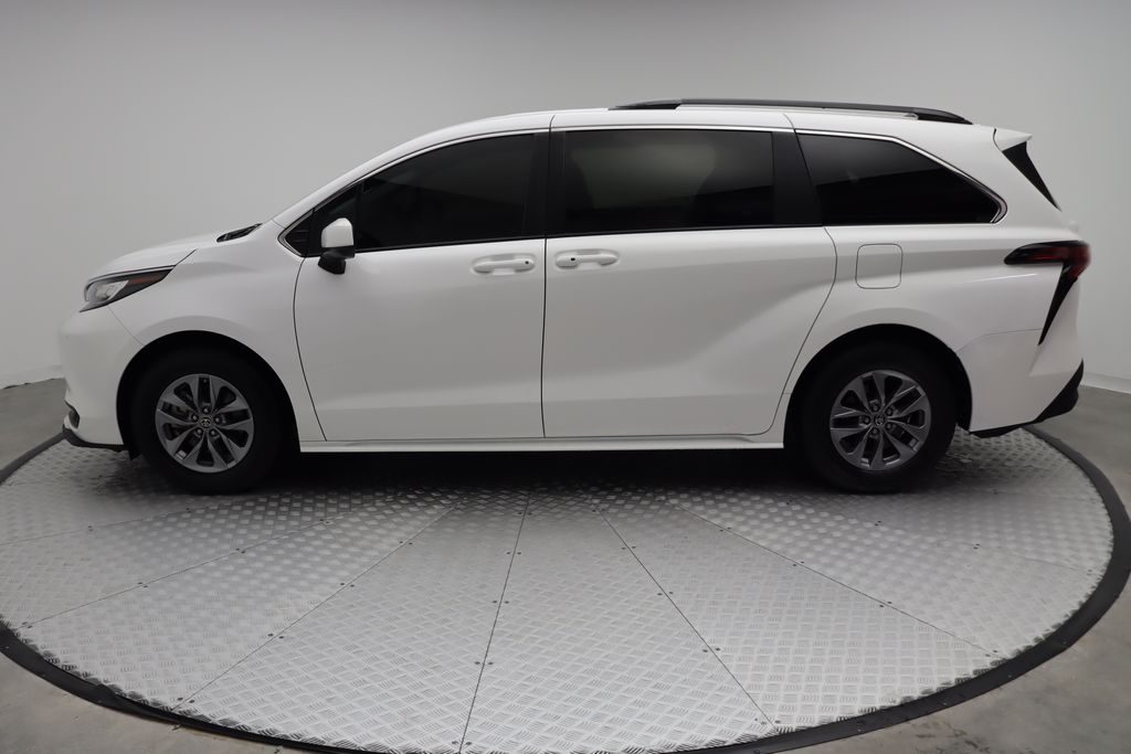 2022 Toyota Sienna LE 12