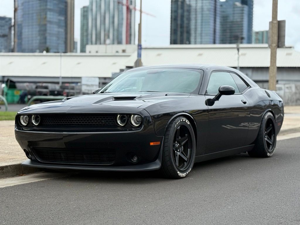 Phantom Black Tri-Coat Pearl 2015 Dodge Challenger Coupe Rear-Wheel Drive 6-Speed Manual