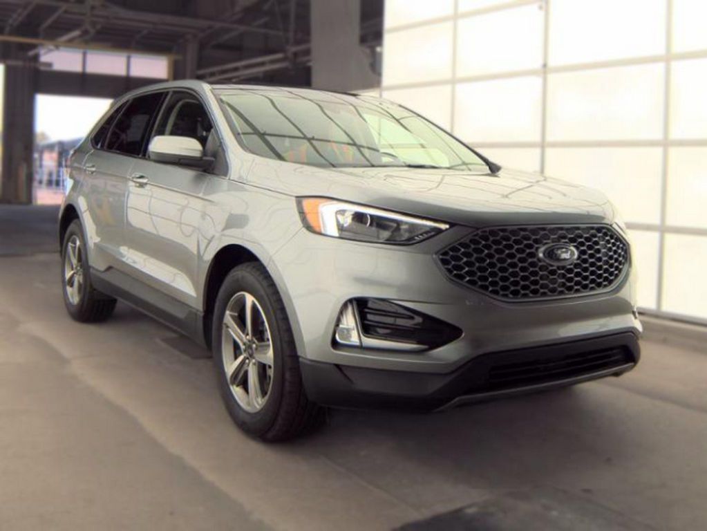 Used 2023 Silver Ford SEL image 4
