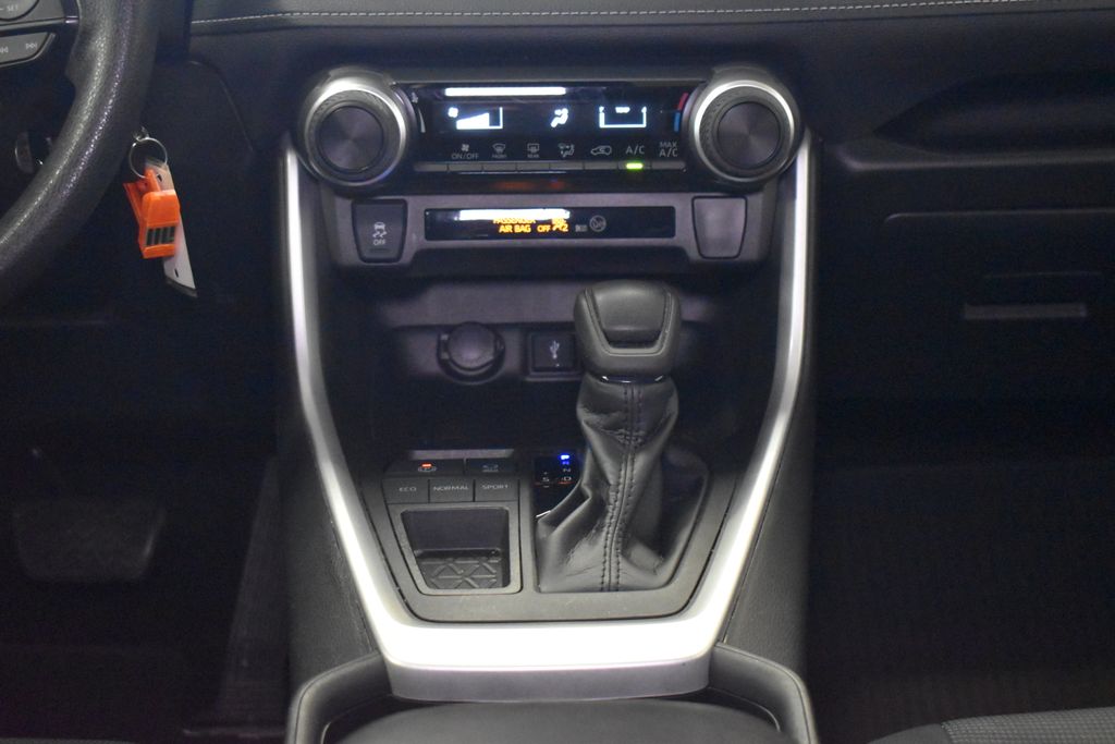 2021 Toyota RAV4 LE 18