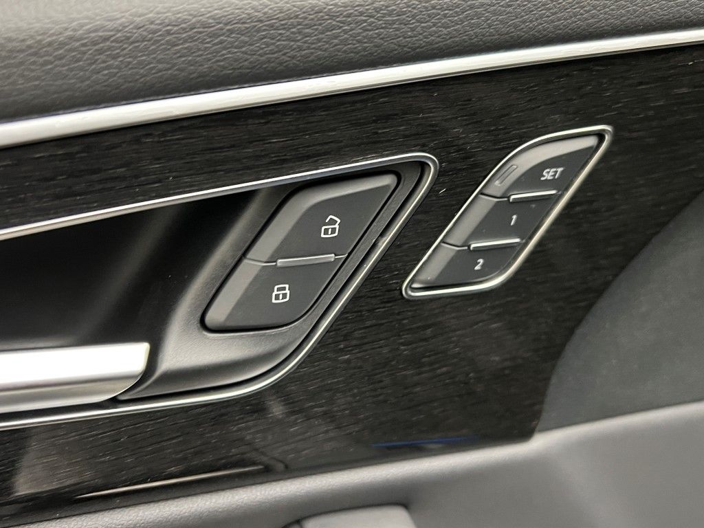 Thumbnail: 2026 Audi Q8 - 25