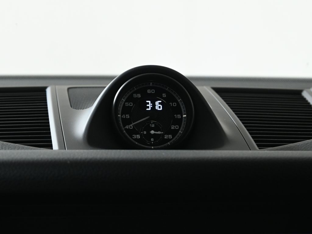 Thumbnail: 2026 Porsche Macan - 21