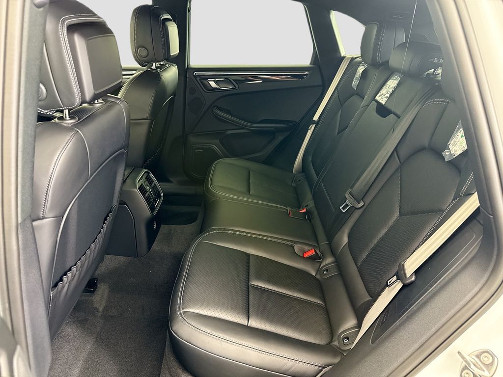 Thumbnail: 2026 Porsche Macan - 19