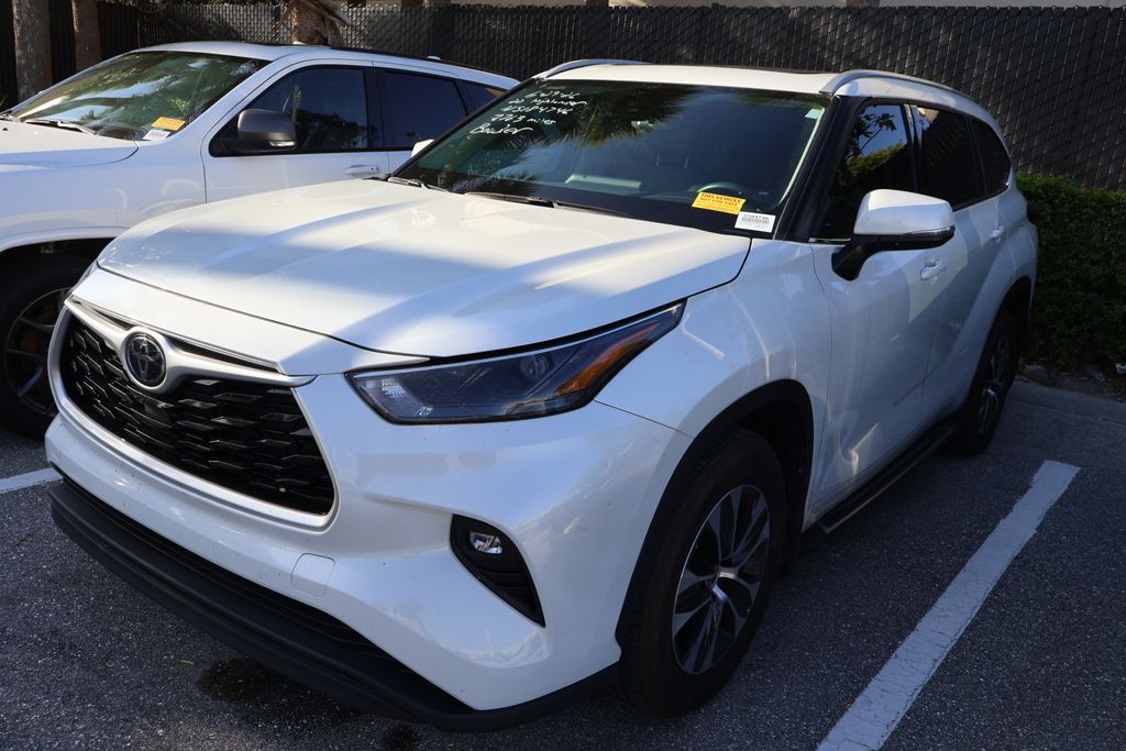 Thumbnail: 2022 Toyota Highlander - 2