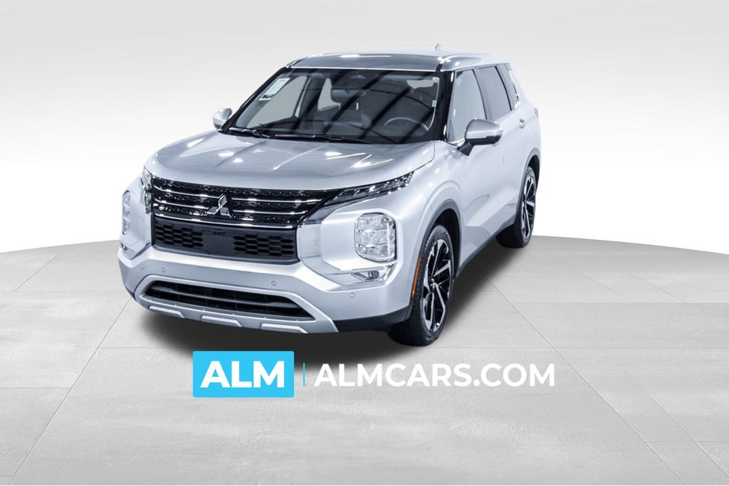 2024 Mitsubishi Outlander SE's photo