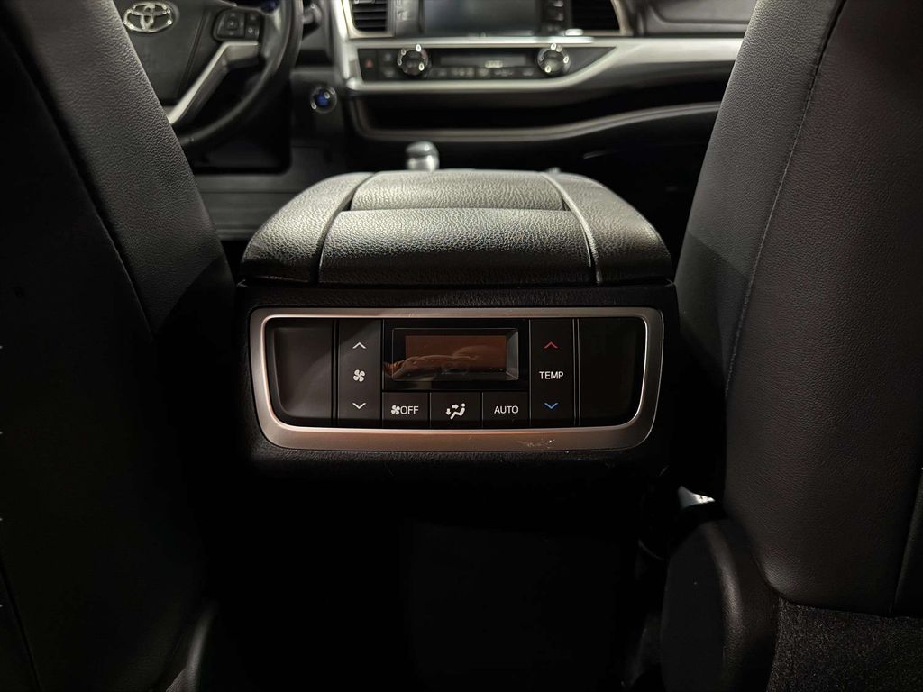 Used 2015 Silver Sky Metallic Toyota XLE V6 image 19