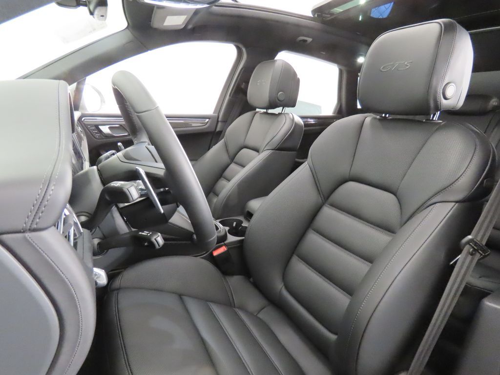 Thumbnail: 2026 Porsche Macan - 5