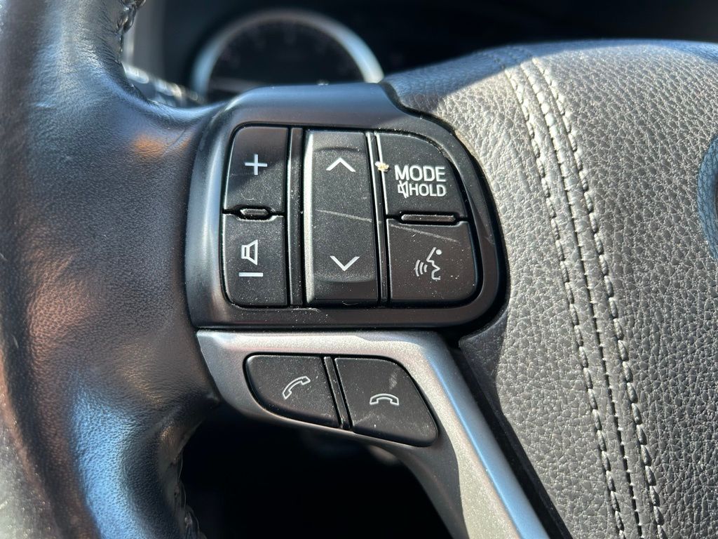 Thumbnail: 2017 Toyota Highlander - 21