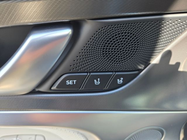 2025 Genesis G70  21