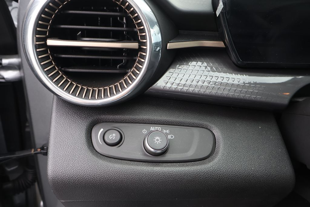 Thumbnail: 2025 Chevrolet Trax - 14