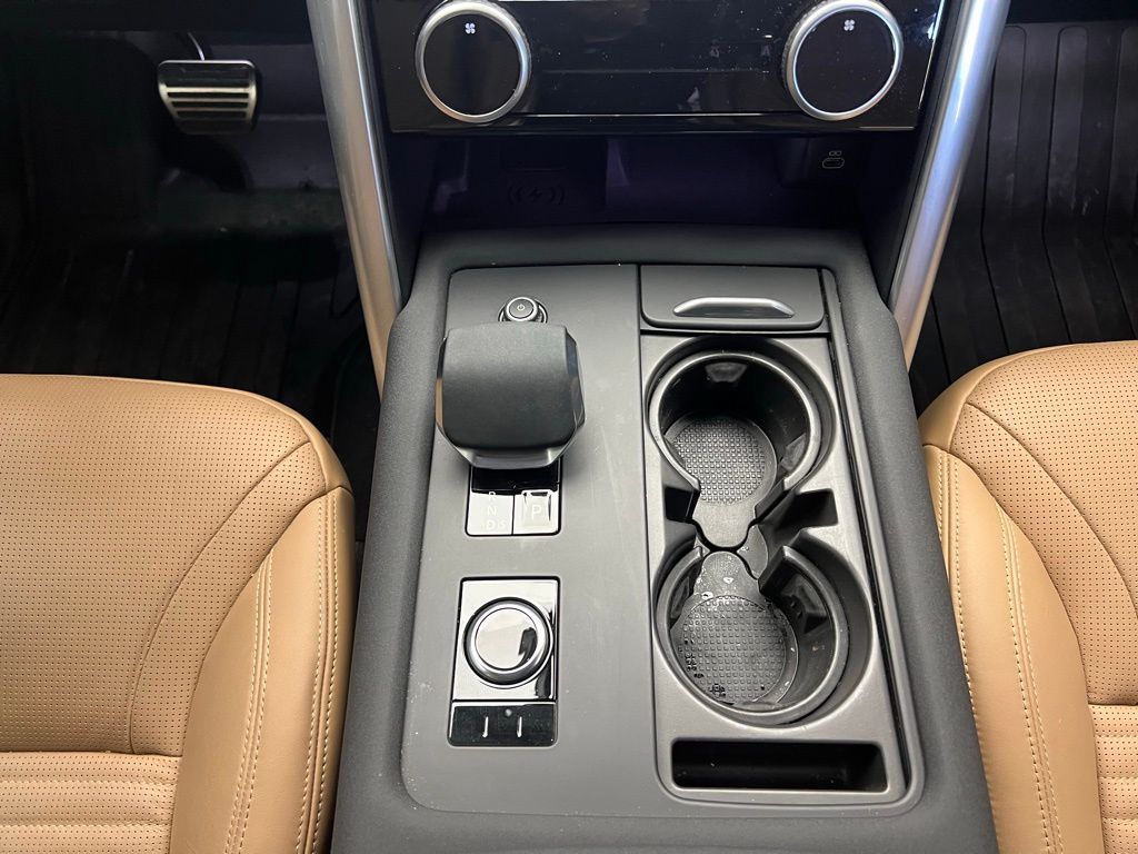 Thumbnail: 2025 Land Rover Discovery - 11