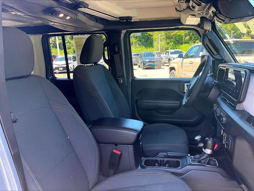 2024 Jeep Wrangler — photo 11