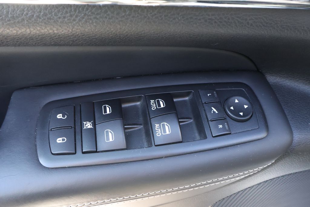 Thumbnail: 2017 Jeep Grand Cherokee - 12