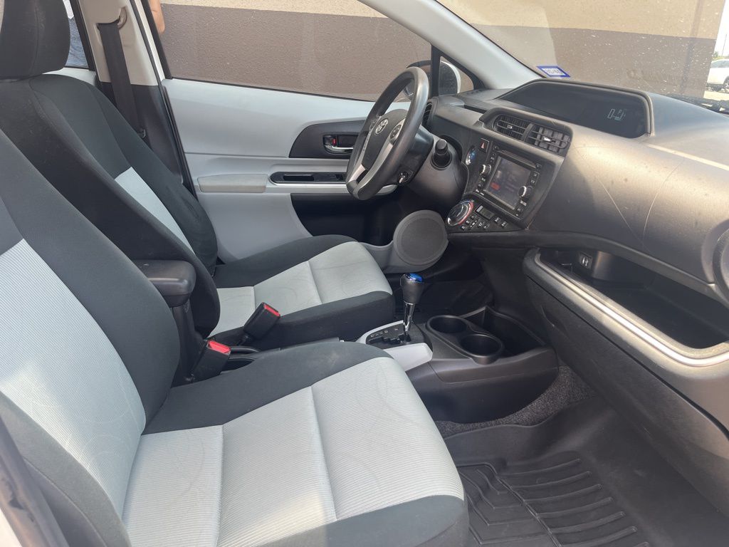 2014 Toyota Prius c Three 25