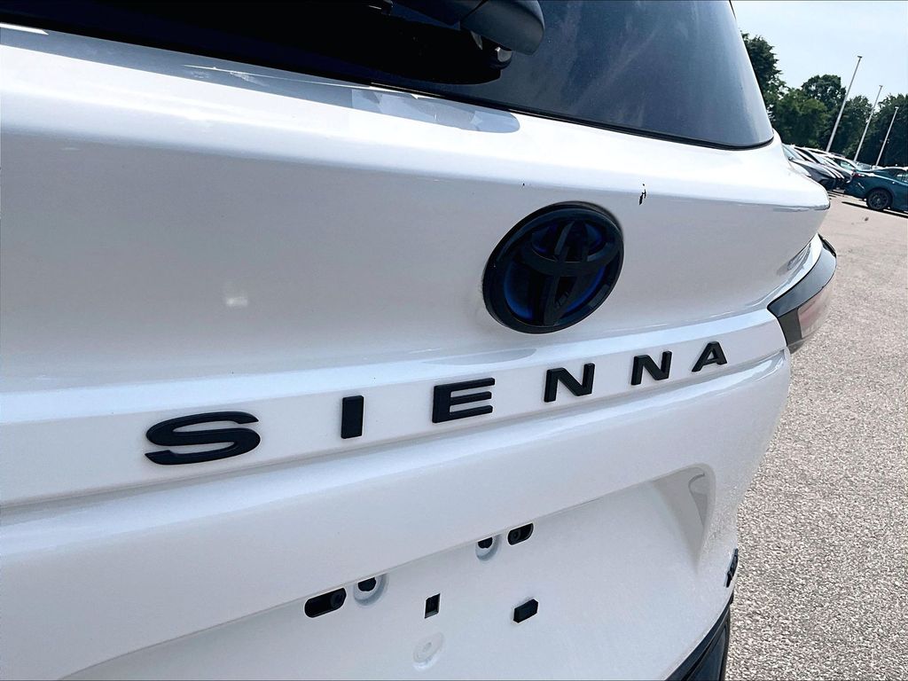 2025 Toyota Sienna — photo 28