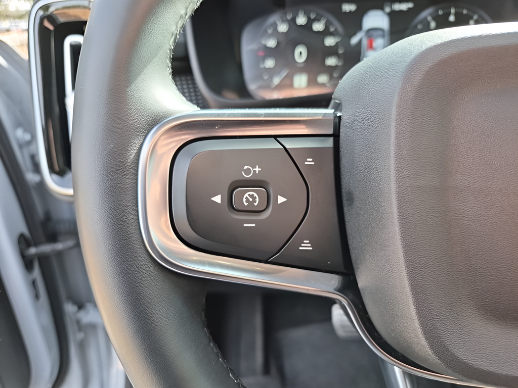 Used Car 2022 Volvo Xc40  R-design For Sale Under $25,000 In Austin, Texas